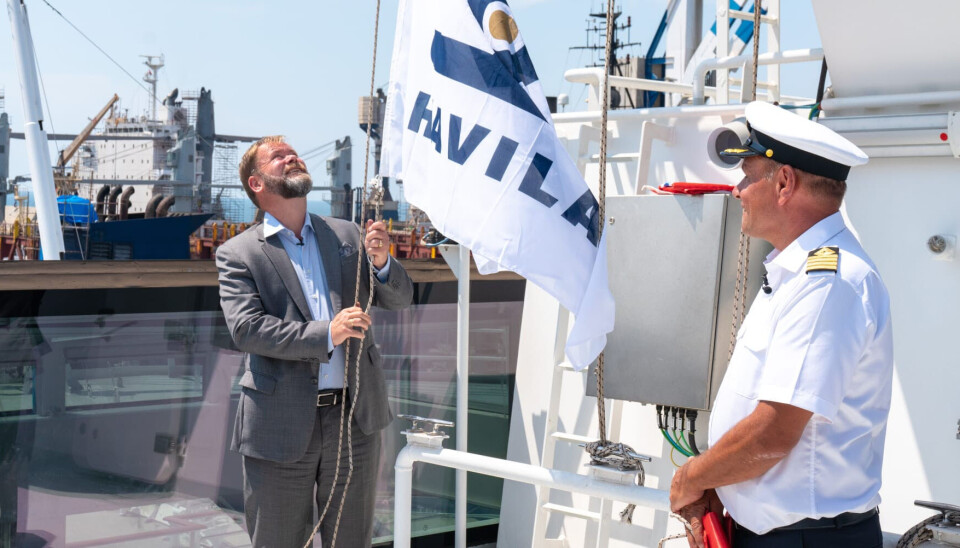 Administrerende direktør Bent Martini heiser rederiflagget til Havila Kystruten om bord på «Havila Polaris». Til høyre: kaptein Kurt Harald Nærbø. Administrerende direktør Bent Martini heiser rederiflagget til Havila Kystruten om bord på «Havila Polaris». Til høyre: kaptein Kurt Harald Nærbø.