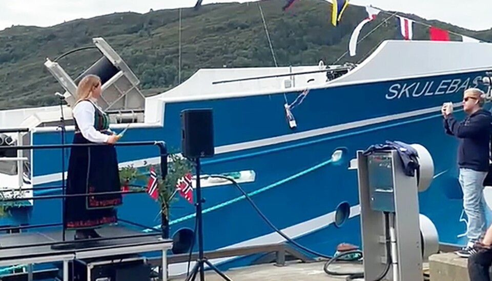 Karianne Torvanger var gudmor og døypte nye Skulebas. Ho er leiar av hovudutval for opplæring og kompetanse.