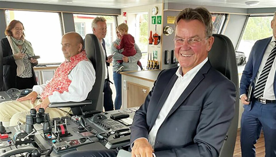 Fylkesdirektør Rune Haugsdal likar seg i førarsetet i den nye fiskebåten.