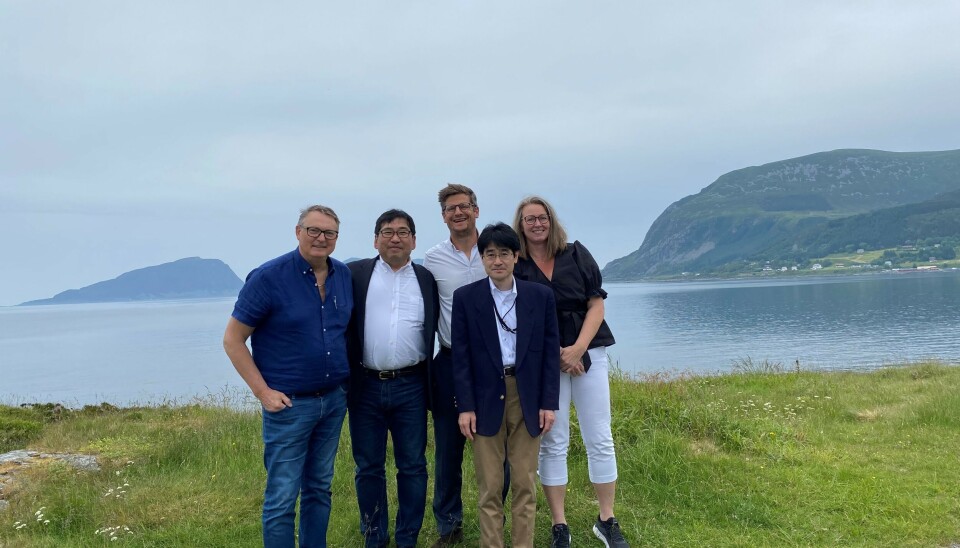 Representanter fra både Marin Teknikk og rederiet feirer den nye kontrakten.