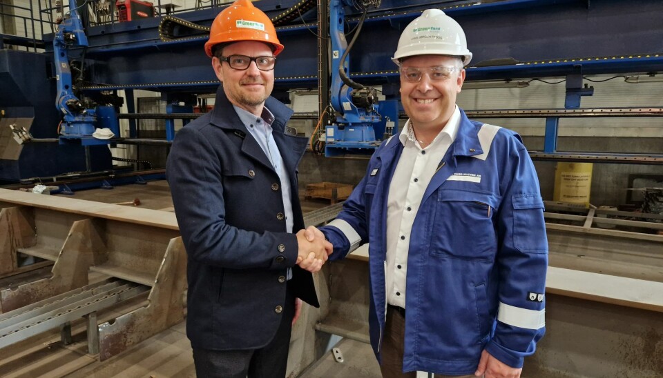 Adm.dir. i Prodtex, Sigbjørn Nordstrand (t.v), og daglig leder i Green Yard Kleven, Hans Jørgen Fedog, ser begge frem til det nye samarbeidet. Her står de i robothallen ved Green Yard Kleven, der mye av den robotiserte stålproduksjon skal foregå. Adm.dir. i Prodtex, Sigbjørn Nordstrand (t.v), og daglig leder i Green Yard Kleven, Hans Jørgen Fedog, ser begge frem til det nye samarbeidet. Her står de i robothallen ved Green Yard Kleven, der mye av den robotiserte stålproduksjon skal foregå.