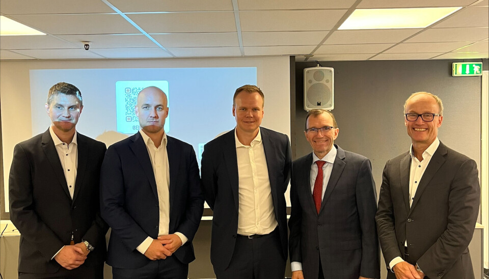 Fra venstre: Espen Nordstrøm (Viridis), Peder Jarlsby (Viridis), André Risholm (Viridis), Espen Barth Eide (klima- og miljøminister) og Nils Kristian Nakstad (Enova) Fra venstre: Espen Nordstrøm (Viridis), Peder Jarlsby (Viridis), André Risholm (Viridis), Espen Barth Eide (klima- og miljøminister) og Nils Kristian Nakstad (Enova)