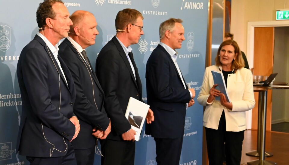 KVU Nord-Norge overleveres samferdselsminister Jon-Ivar Nygård. Etatene her representert ved vegdirektør Ingrid Dahl Hovland, konserndirektør for regionale lufthavner Anders Kirsebom, Kystverkets Sven Martin Tønnessen og jernbanedirektør Knut Sletta.