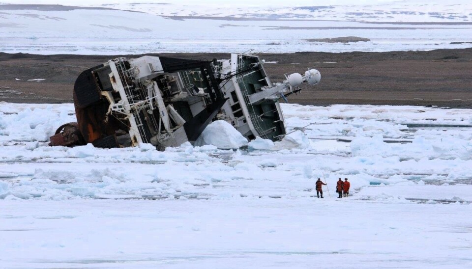På Svalbard er det lav beredskap, som gir økt risiko dersom uhellet er ute. Den havarerte tråleren «Northguider» ble etter hvert fraktet bort fra Hinlopenstretet ved Svalbard. På Svalbard er det lav beredskap, som gir økt risiko dersom uhellet er ute. Den havarerte tråleren «Northguider» ble etter hvert fraktet bort fra Hinlopenstretet ved Svalbard.