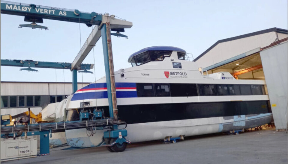 Den nye ferja på Hvaler er bygget ved Måløy Verft, og skulle etter planen settes i drift 1. januar. Nå må den i stedet legges rett i bøyene, fordi ferjeleier, strøm og godkjenning fra Sjøfartsdirektoratet mangler.
