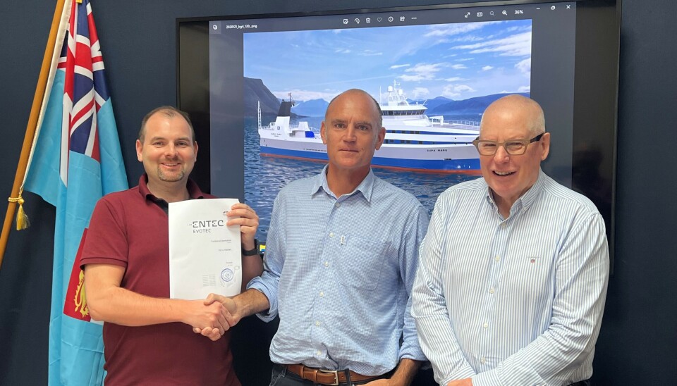 Signering av kontrakt, fra venstre: Håkon Woldsund (Evotec), Paul Hufflett (Aurora
Fisheries) og Michael Connoly (Aurora Fisheries). Signering av kontrakt, fra venstre: Håkon Woldsund (Evotec), Paul Hufflett (Aurora
Fisheries) og Michael Connoly (Aurora Fisheries).