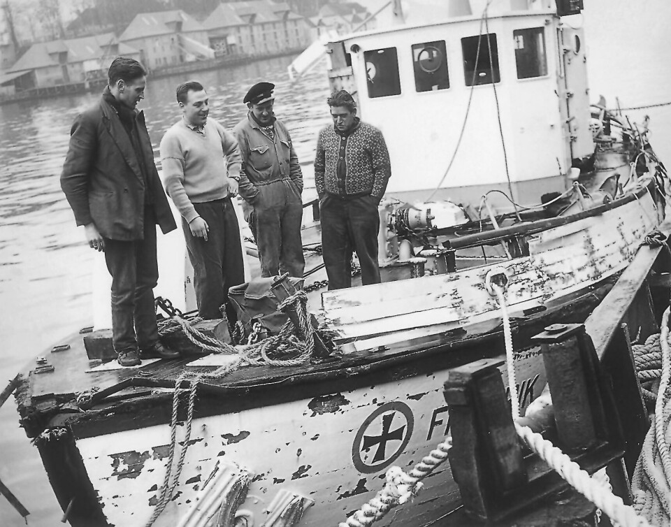 Mannskapet inspiserer skaden på «Fredrik Langaard» etter at skøyta i 1963 ble slengt helt rundt i Nordsjøen. Føreren Ingvald Viksøy i lys genser. Foto: Redningsselskapets arkiv