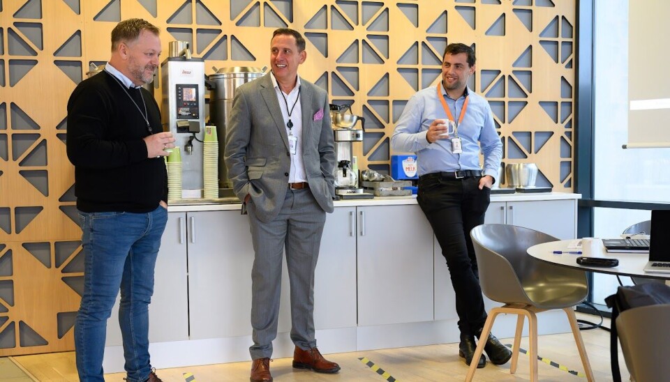 Tore Markhus, Paul Kohle og Steven Gavshon, fra Wärtsilä sin skipselektrifiseringsavdeling på Stord jubler for oppdraget om å levere løsninger til tre hybridskip til Aasen Shipping fra Moster på naboøya Bømlo.