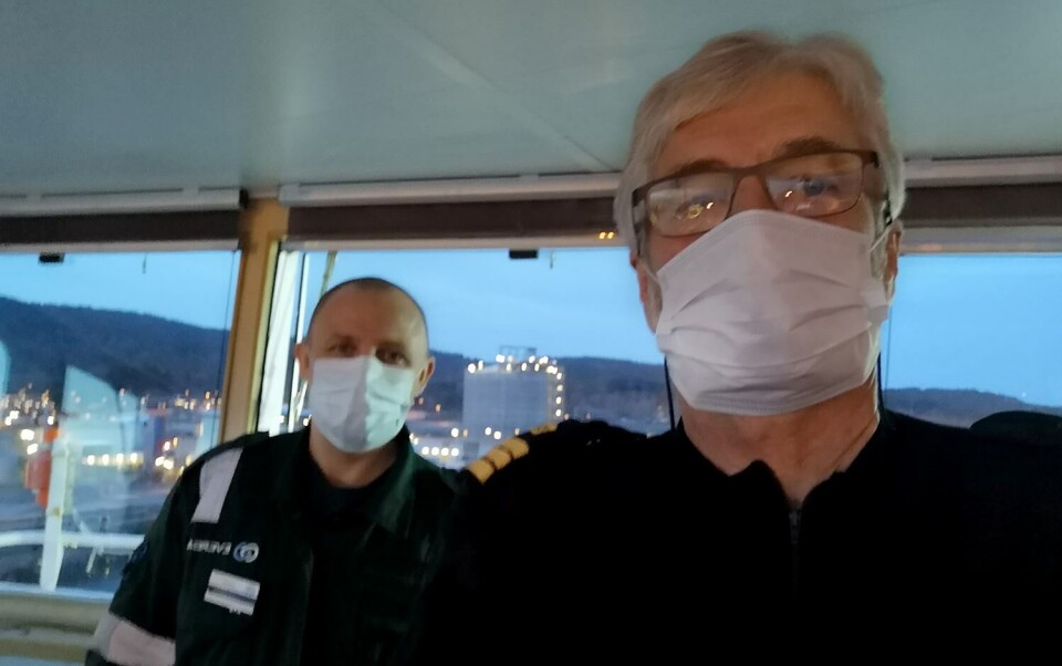 Kaptein Vitaly Shtefuryak og statslos Jostein Aadland om bord på MT JS Ineos Ingenuity. – Bruker vi munnbind, letter det veldig på stemningen ombord, sier Jostein. Foto: Privat