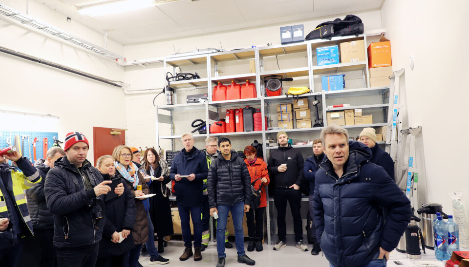 Seksjonsleder Roger Holgersen (t.h.) og prosjektleder Yngve Pedersen (midt på bildet) orienterte om hva som er gjort i det moderniserte verkstedbygget.