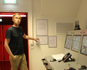 Faglærer Isak Arne Stensaker viser oss rundt i simulatoren
