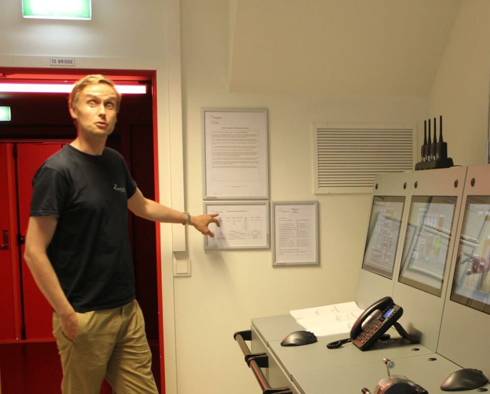 Faglærer Isak Arne Stensaker viser oss rundt i simulatoren