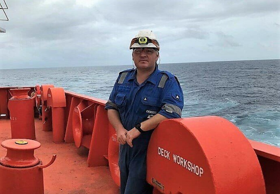 - Vi som er om bord er ikke så mye verdt, det er vi vant til. Kanskje blir det annerledes hvis verdenshandelen stopper opp? spør en fortvilet overstyrmann Bent Ellingsund retorisk. Han har ikke vært i land siden januar. Foto: Privat.
