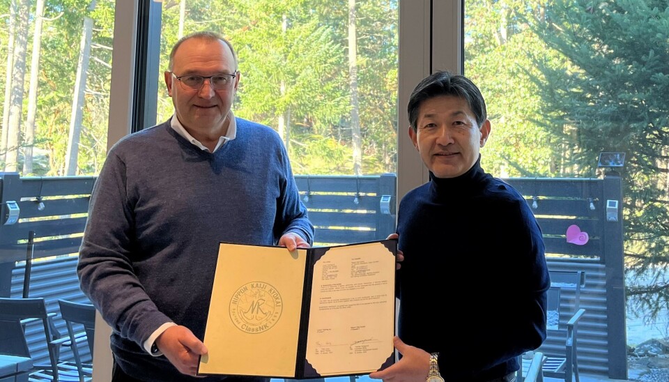 Til venstre: Bergenseren, Terje Løvøy, Senior Partner i Lovoy. Til høyre: Kaptein Naoki Saito, daglig leder for maritim opplærings- og utdanningsavdeling, ClassNK.