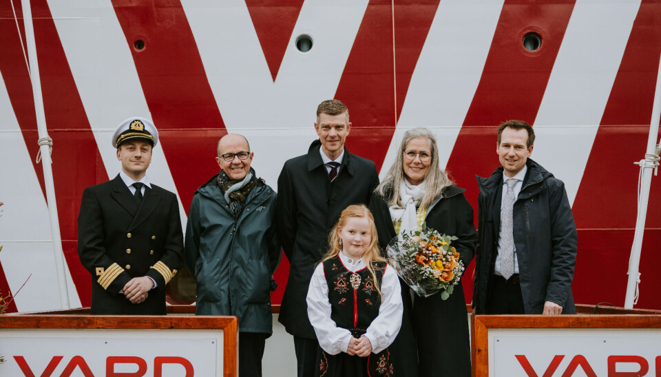 Fra venstre: kaptein på Norwind Hurricane Lennart Nordstrand, CEO i VARD Alberto Maestrini, CEO i Norwind Offshore Svein Leon Aure, gudmor Merete Schneider Dengsoe, verftsdirektør på Vard Brattvaag Arnt Inge Gjerde. Foran: Blomsterpike Victoria Lausund.