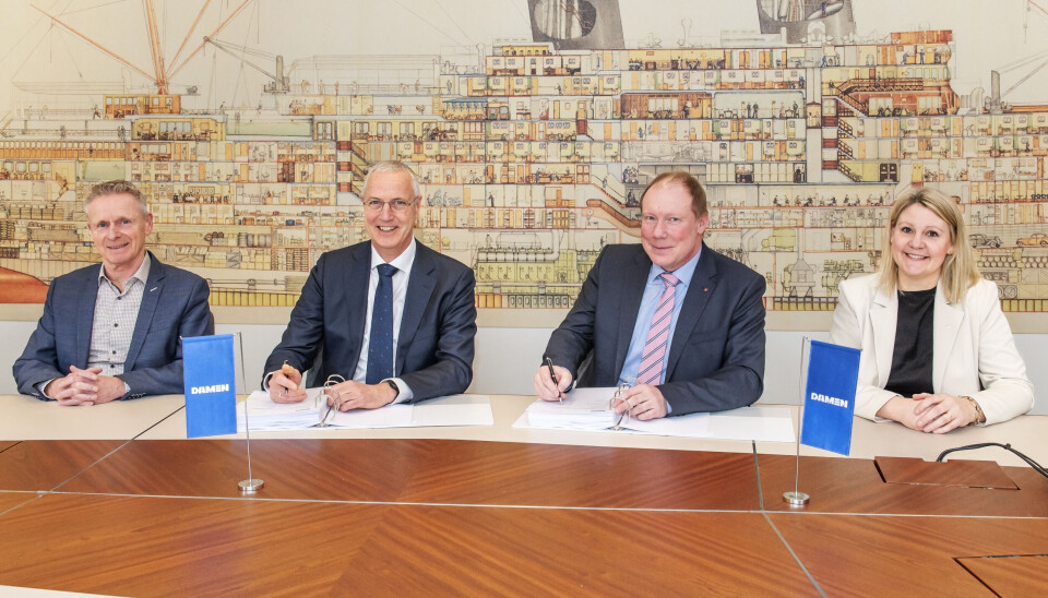 Kontrakten ble signert på Damen Navals hovedkontor i Vlissingen. Fra venstre: Wieb Hoogerwerf (Anskaffelsesavdelingen, Damen Naval), Jan de Vries (Deputy Director Projects, Damen Naval) Björn ten Eicken (Vice President Naval, Kongsberg Maritime) og Maria Bergsman (Director Naval Sales, Kongsberg Maritime).