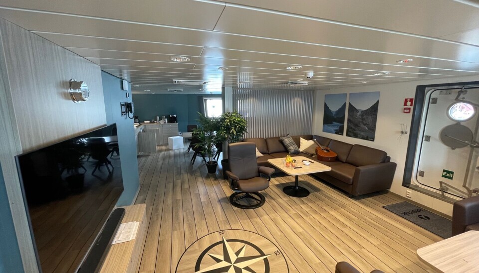 Båten har innredning og lugarer for 12 personer, alle med toalett, dusj og gode fasiliteter. Ellers har skipet topp utstyrt messe og bysse, kaffebar ved arbeidsdekk, TV-stue, trimrom.