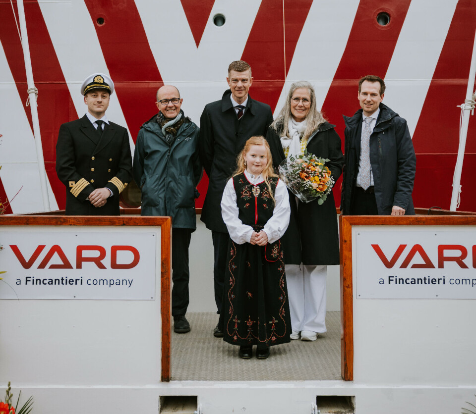 Fra venstre: kaptein på Norwind Hurricane Lennart Nordstrand, CEO i VARD Alberto Maestrini, CEO i Norwind Offshore Svein Leon Aure, gudmor Merete Schneider Dengsoe, verftsdirektør på Vard Brattvaag Arnt Inge Gjerde. Foran: Blomsterpike Victoria Lausund.