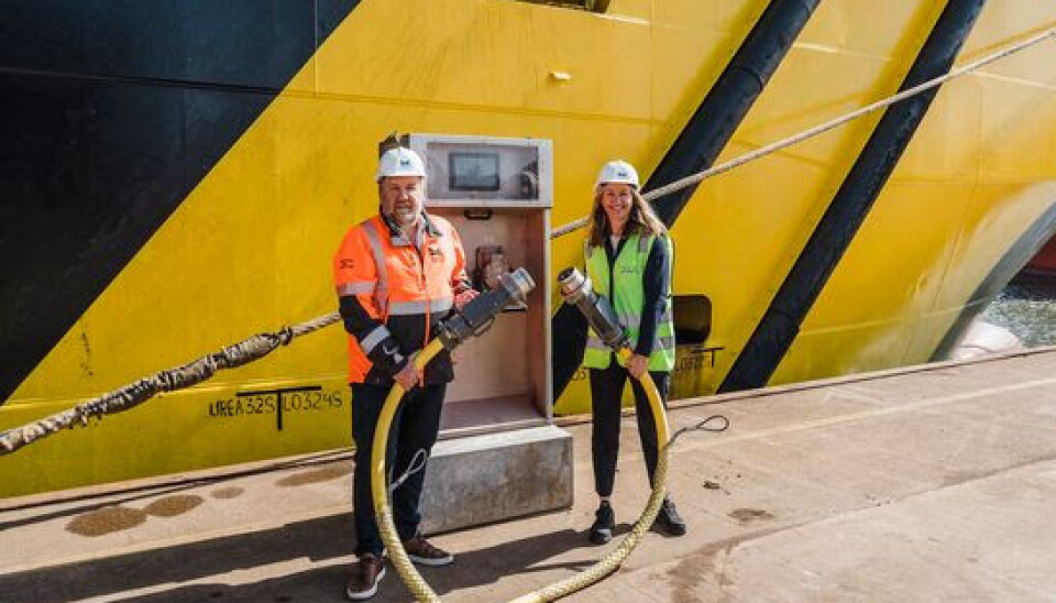 Maria Bos og Tom Hutchison er solt over det første landstraumanlegget for offshore-skip i Skottland.