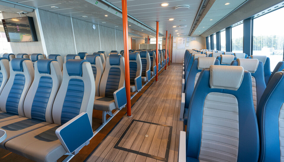 Fartøyet har en luftig og moderne salong og selvbetjent kiosk.