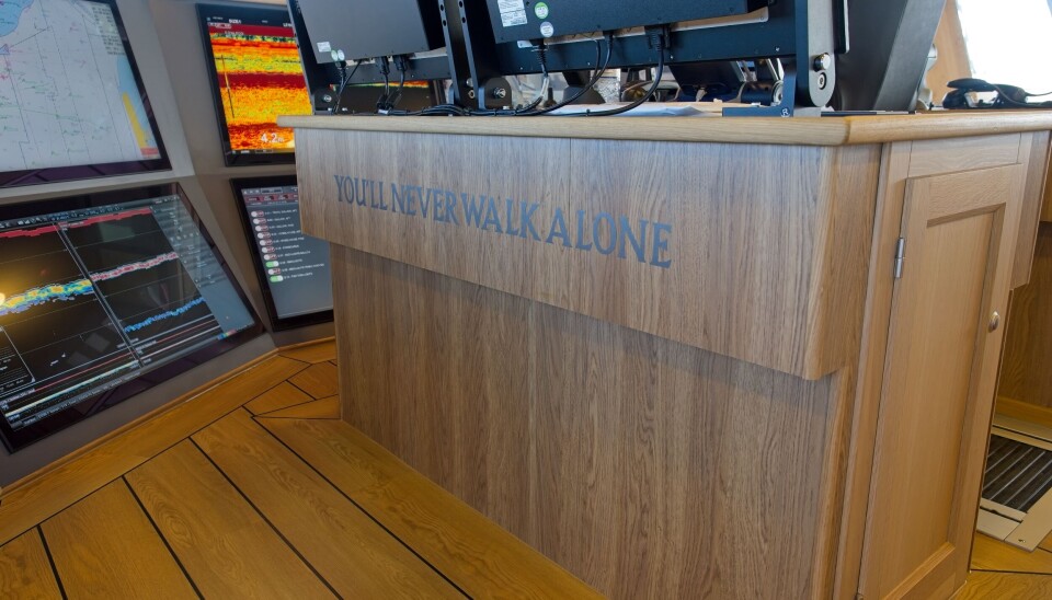 Stilige detaljer i styrhuset, forteller om hvor fotballhjertet ligger.