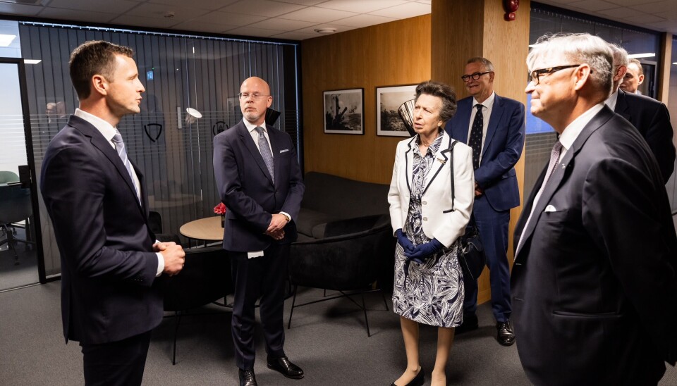 Administrerende direktør i NORMA Cyber forklarer hva de gjør til Prinsesse Anne da hun var på omvisning 22. mai.