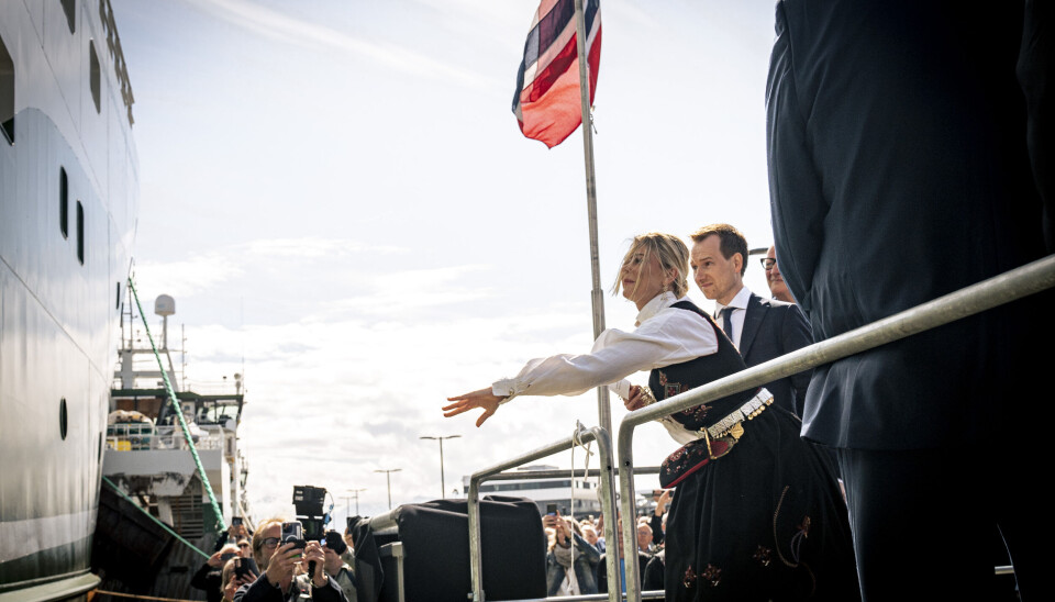 Gudmor Lisa Mari Grøndahl slenger champagneflasken i skutesiden og døper «Sørkapp».