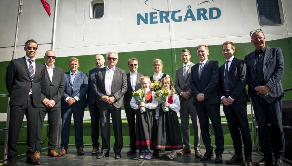 Fra venstre: Kenneth Holmøy – Nergård Havfiske, Gunnar Eik – VARD, Frank Bye, Torgeir Mannvik, Per Magne Grøndahl og Bjarthe Tunold fra Nergård Havfiske, gudmor Lisa Mari Grøndahl, Baldvin Thorsteinsson og Tommy Torvanger fra Nergård Havfiske, Arnt Inge Gjerde fra VARD og konfransier Frode Alnæs.