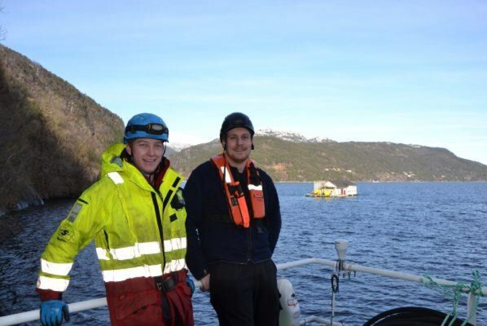 Simen Solbrekk og Terje Kristoffer Helland i Servicebåt AS er begge svært fornøyde med jobben sin. – Det er en jobb med mange utfordringer, mener de. Foto: Linn-Therese Skår Hosteland.