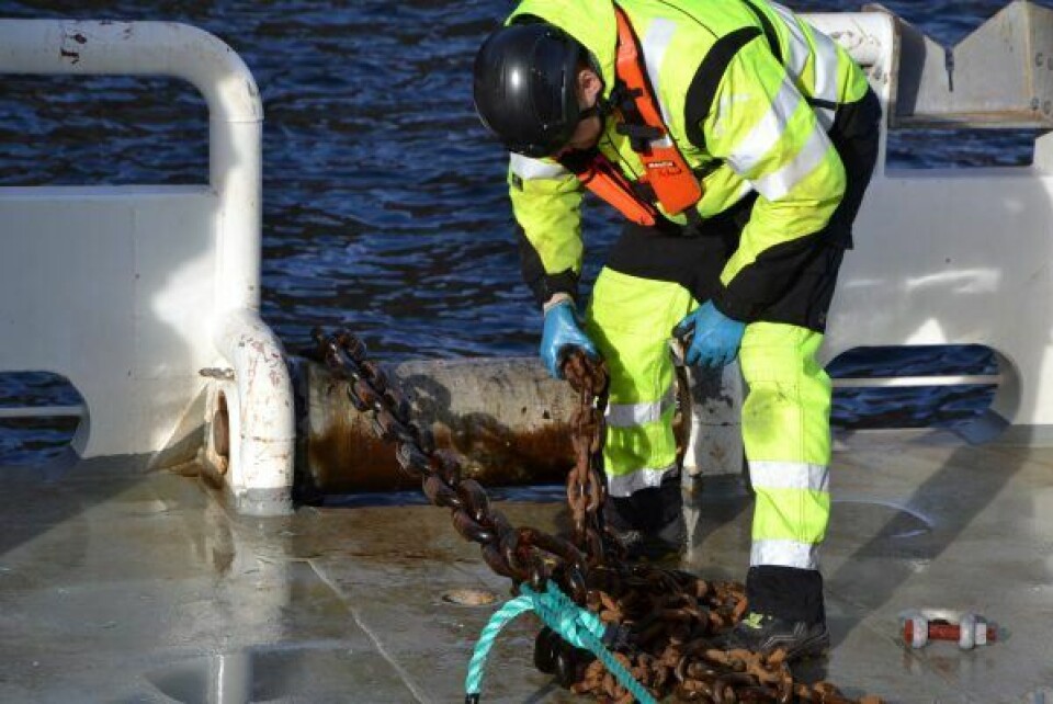 Terje Kristoffer Helland arbeider med å bytte forankringer på en lokalitet. En vanlig arbeidsdag kan bestå av alt fra fortøyninger til notvask. Foto: Linn-Therese Skår Hosteland.