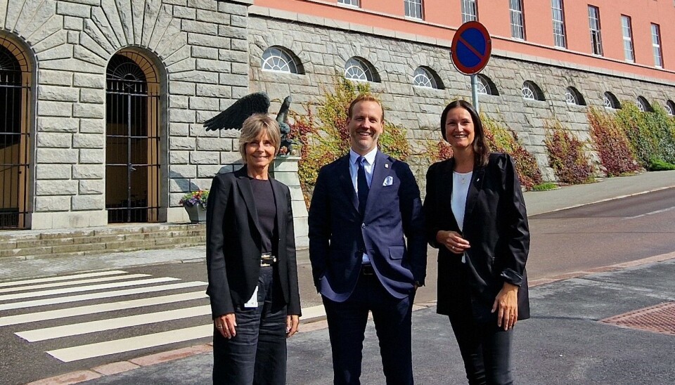 F.v. Annette Sæther, næringssjef i Haugesund kommune, Nils Konrad Bua, ordfører i Haugesund kommune og Veronica Charlotte Haugan, prosjektleder i 'Utslippsfri autonom bybåt'.