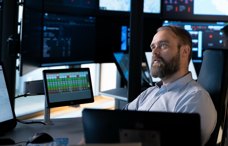 Operations manager Roger Holm in the Control Room
follows Loading of an Asko sea drone.