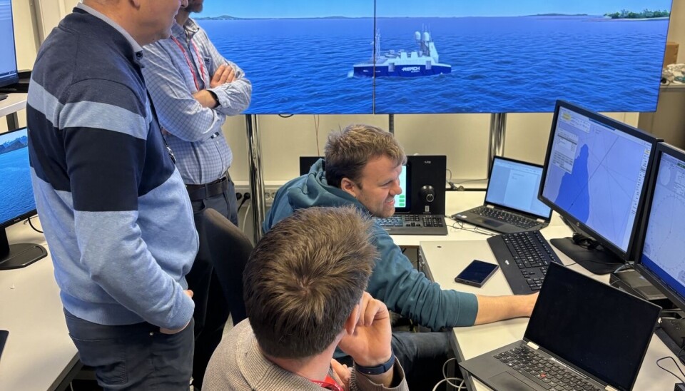 Kaptein Håkon Brathagen, og maskinist Ingebrigt Garte kjører Reach Remote i Simulator, mens Kvalitetssjef Stig Tangen følger med.
