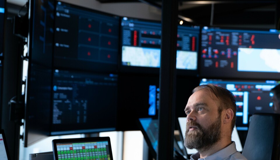 Operasjonssjef Roger Holm i Kontrollrommet følger med på Lasting av en Asko sjødrone.