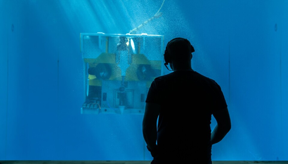 ZEEROV i bassenget. Bildet er tatt gjennom observasjonsvinduet på fem meters dyp.