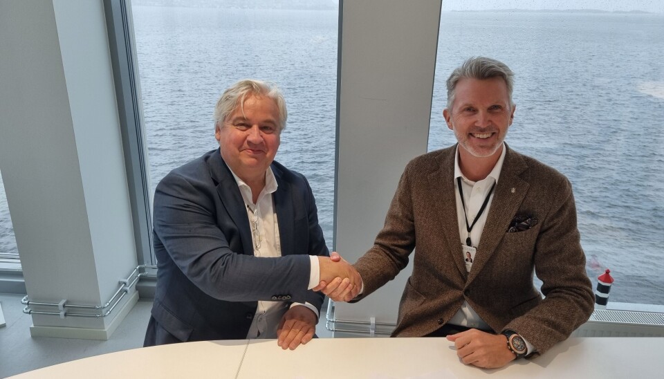 Kystdirektør Einar Vik Arset (Kystverket, til høyre) og utbyggingsdirektør i Statens Vegvesen, Kjell Inge Davik, signerte onsdag samarbeidsavtalen om Stad skipstunnel.