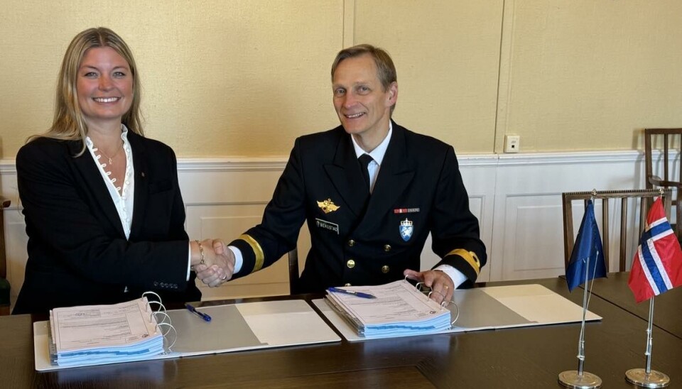 Avtalen ble signert i kommandantboligen på Bergenhus festning i Bergen av sjef maritime kapasiteter, flaggkommandør Stein Håvard Bergstad og Lena Mariann Ulveraker, Vice President Naval Systems, Kongsberg Defence & Aerospace.
