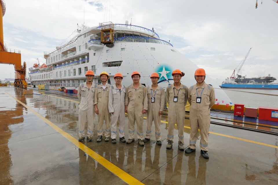 Ulstein site team foran nybygget 'Greg Mortimer'. Foto: Ulstein Verft