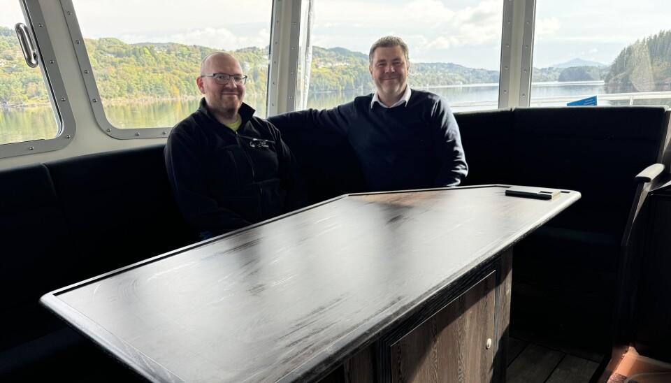 Daglig leder for Mundal Båt, Vidar Grindheim (t.h.) og reder Svein Håkon Fjordbakk, sitter godt i den svære salongen i styrehuset. Her er det plass til minst ti personer rundt bordet.