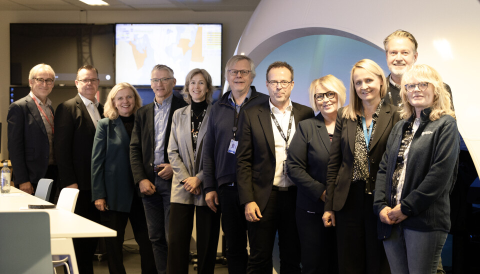 Samarbeidsaktørene fra venstre: Ole Reinlund, rektor Ålesund VGS, Borgund VGS: Roger Andre Fylling, Rektor, ÅKP: Kirsti Slotsvik, CEO, Arnfinn Oksavik, NTNU Ocean Training, Daglig leder, Anne Lise Major Sagen, Viserektor NTNU, Hans Petter Hildre, Institutt for havromsoperasjoner og byggeteknikk NTNU, Norsk Maritimt Kompetansesenter: Kai Westre, daglig leder, Maritimt Forum Nordvest, Britt Giske Andersen, daglig leder og prosjektleder, Fagskolen i Møre og Romsdal: Helen Hanken, Rektor, Trine Otterlei, studieleder Fagskolen og bak Harald Jan Astrup Skarstein; NTNU.