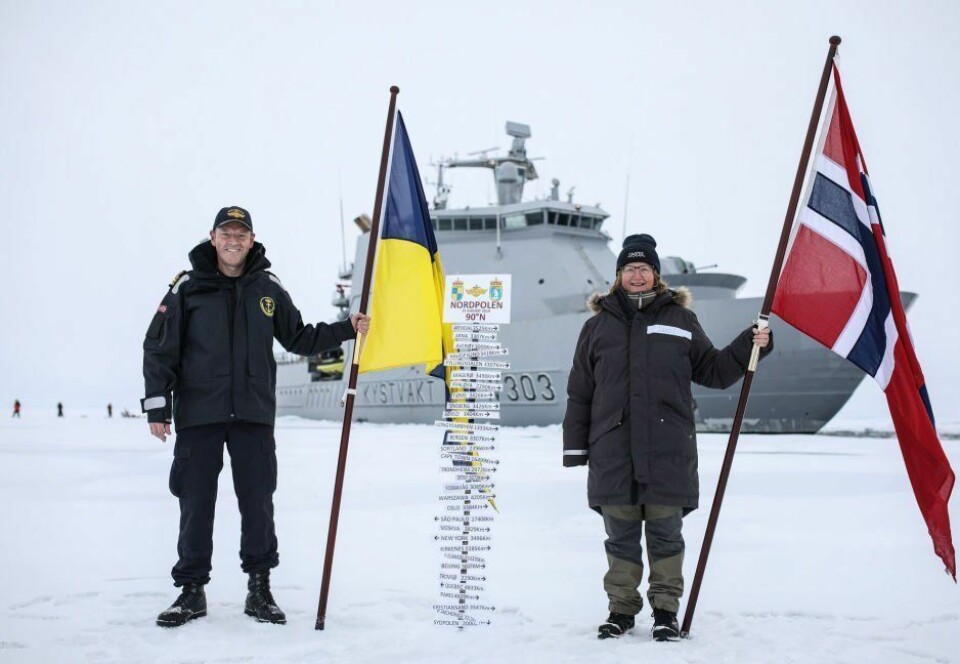 Skipssjef Geir-Magne Leinebø og Toktleder CAATEX Dr. Hanne Sagen har plantet kystvaktflagget og det norske flagget på Nordpolen. Foto: Kystvakta