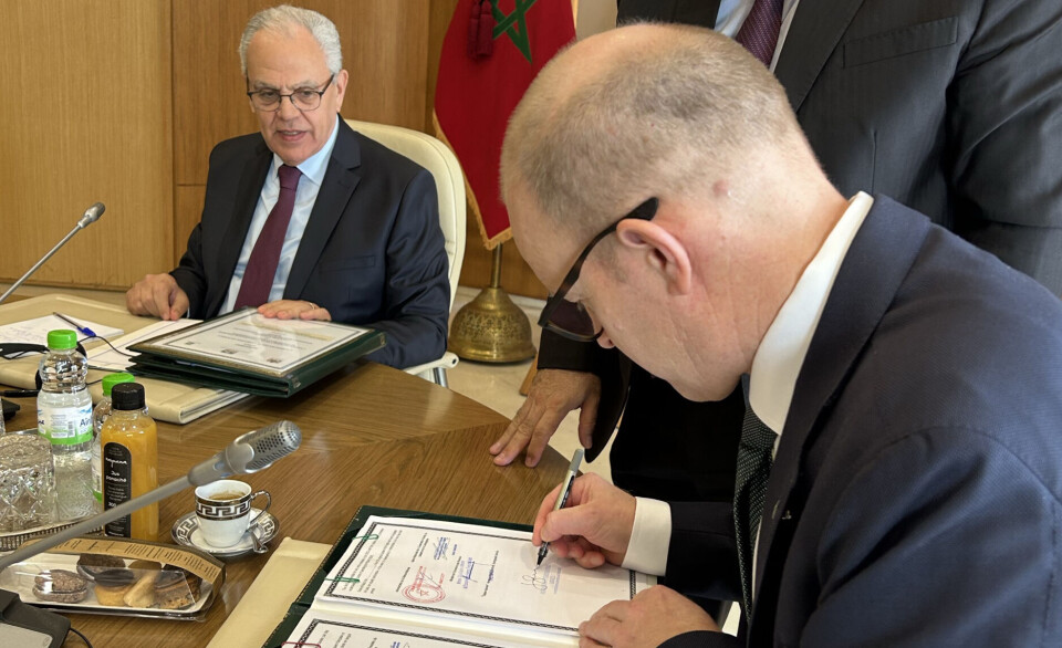 Kartverkssjef Johnny Welle signerer en bilateral avtale med Marokkos forsvarsminister Abdeltif Loudyi. Avtalen gir skipsfart verden over tilgang til Marokkos offisielle elektroniske sjøkart