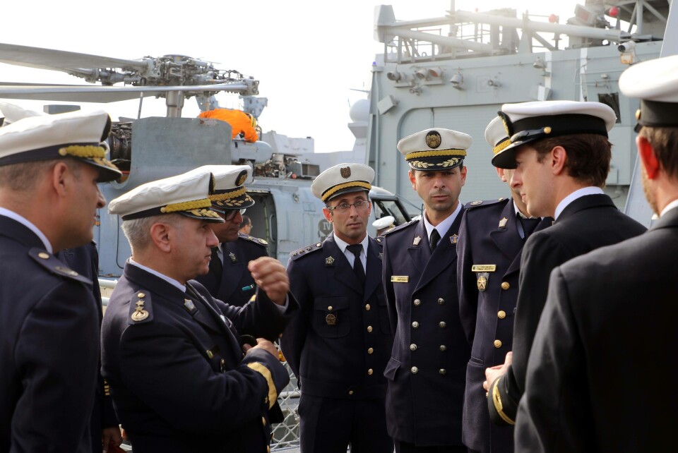 Omvisning om bord på skipene i styrken, besøkende marineoffiserer fra Algerie i samtale med norske offiserer. Foto: Rune Haarstad, Forsvaret