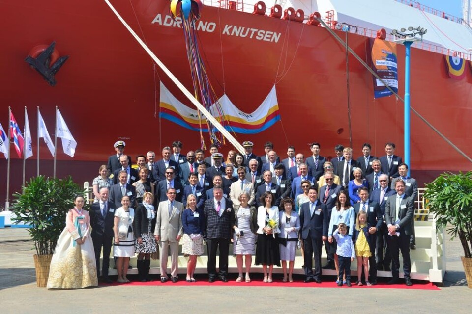 Knutsen OAS sitt største skip er døpt i Sør-Korea. Gudmor Elena Perez, midt på bildet med gule blomster. Foto: Knutsen OAS