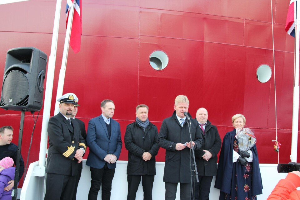 Vinnerkonseptet: Fra v. maskinsjef Rune Larsen, skipper Erling Lorentzsen, grunnlegger i NFT Harry Bøe, CEO i Havyard Geir Johan Bakke, styreleder i Namsos Trafikkselskap ASA Roger Granheim, Executive Vice President i HST Lasse Stokkeland og gudmor Ingvild Kjerkol. Foto: Havyard