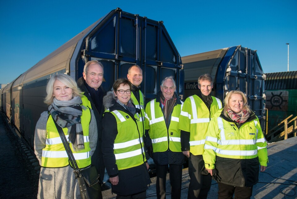 Samferdselsministeren klippet snoren på den nye terminalen. Fra venstre: Norges-sjef i Maersk Marit Vårdal, havnedirektør for Drammen havn Einar Olsen, jernbanedirektør Elisabeth Enger, samferdselsminister Ketil Solvik-Olsen, styreleder for Drammen havn; Johan Baumann, byutviklingsdirektør i Drammen kommune; Bertil Horvli og administrerende direktør i Autolink; Eva Sundberg. Foto: Torbjørn Tandberg