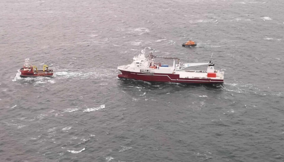 80 meter lange «Rotsund» under slep av «Gina Mary»