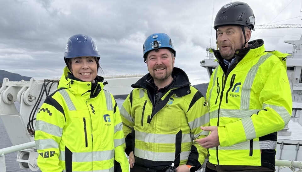 Kaptein John Martin Hepsø viser stolt fram Frøy Saga til Tonje Foss, adm. dir. i Frøy, og Arnt Solem, COO i Frøy.