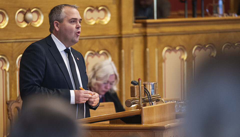 Roy Steffensen (Frp) går fra Stortingssalen til Maritimt Forum for Stavangerregionen i oktober.