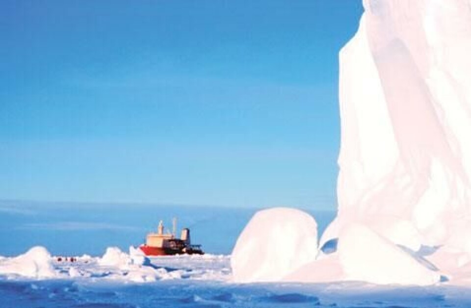 The Ross Ice Shelf at the Bay of Whales, January 1999. Research Vessel Ice Breaker Nathaniel B. Palmer in the background. (Photo: exmaroffshore.com).